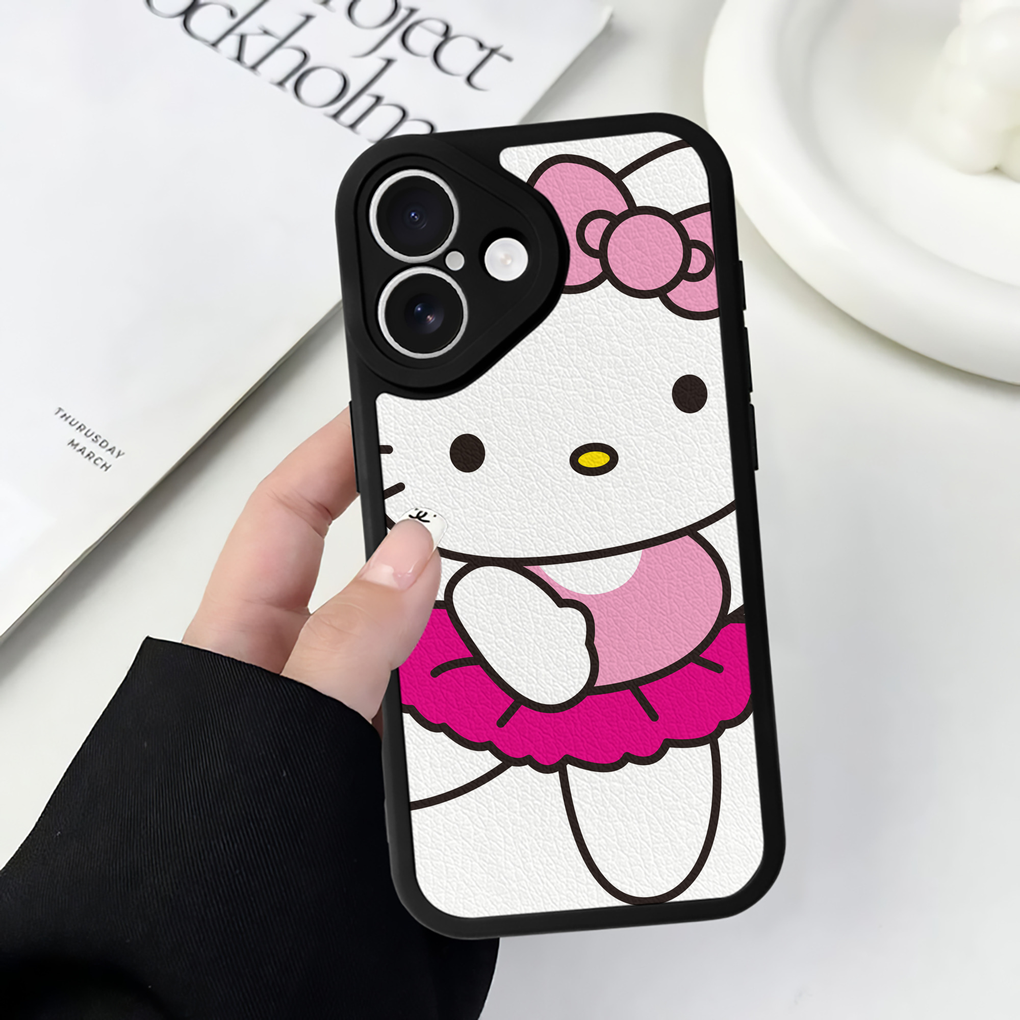 （画像用） Hello Kitty ハローキティ 【iPhone 16シリーズ対応】シリコンスマホケース（レザー調） 材質：シリコン